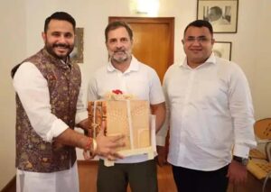 राहुल गांधी के साथ दिव्यांशु बुद्धिराजा।