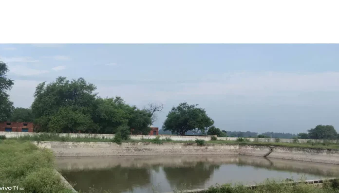 Drinking water crisis 15 दिन से सबमर्सीबल के पानी से भी तरसे ग्रामीण