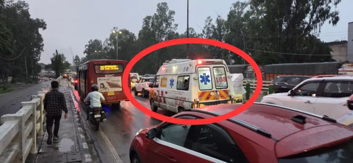 Due to the exhaustion of diesel, the bus stopped on the national highway, there was a long traffic jam, passengers got troubled