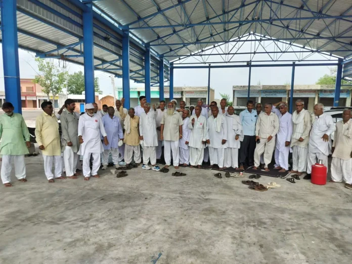 Farmers are adamant against the insurance scam, the protest continues on the 20th day