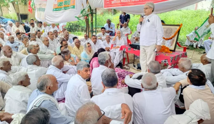 Bhiwani News : किसान नेता व पूर्व मंत्री स्व. हीरानंद आर्य को जन्मदिवस पर किसानों ने दी श्रद्धांजलि