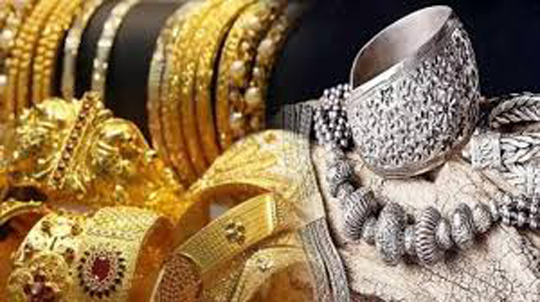 Gold Price Update (आज समाज), बिजनेस डेस्क : भारतीय सर्राफा बाजार में एक बार फिर से दोनों कीमती धातुओं की कीमत में कमी दर्ज की गई। राजधानी दिल्ली के सर्राफा बाजार में जहां सोना 500 रुपए सस्ता होकर 98,520 रुपए प्रति 10 ग्राम बिका वहीं चांदी भी अपने पिछले स्तर से दो हजार रुपए प्रति किलो सस्ती होकर 1,12,000 रुपए प्रति किलो के मूल्य से बिकी। Gold Price Update (आज समाज), बिजनेस डेस्क : भारतीय सर्राफा बाजार में एक बार फिर से दोनों कीमती धातुओं की कीमत में कमी दर्ज की गई। राजधानी दिल्ली के सर्राफा बाजार में जहां सोना 500 रुपए सस्ता होकर 98,520 रुपए प्रति 10 ग्राम बिका वहीं चांदी भी अपने पिछले स्तर से दो हजार रुपए प्रति किलो सस्ती होकर 1,12,000 रुपए प्रति किलो के मूल्य से बिकी।