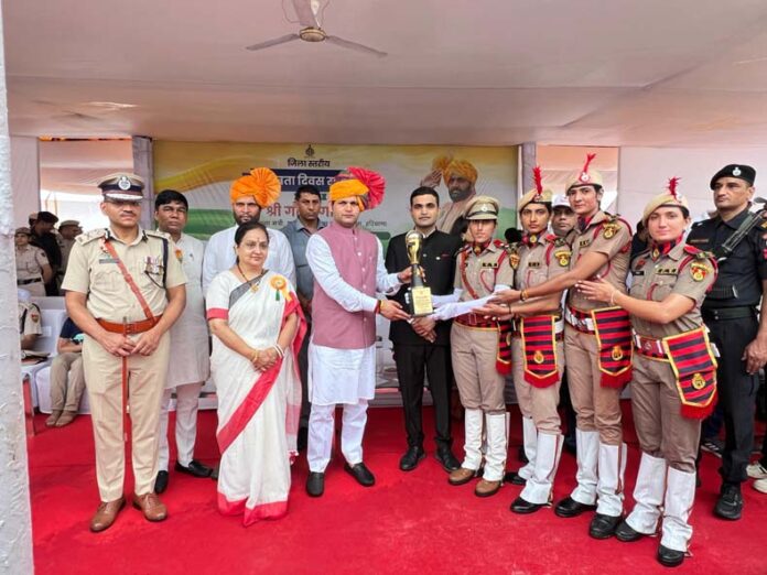 महिला पुलिस कर्मियों को सम्मानित करते खेल राज्यमंत्री गौरव गौतम।