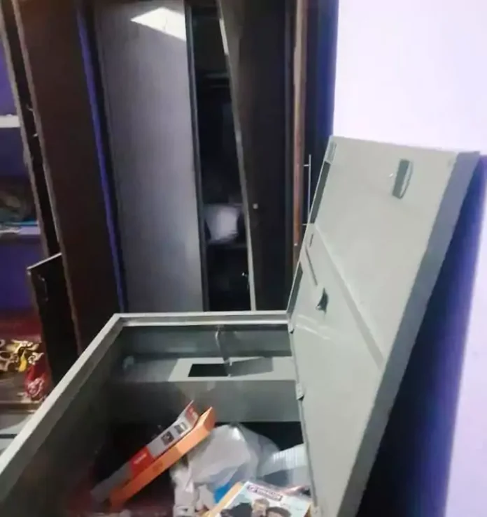 Jewellery and valuables stolen after breaking the lock of a closed house