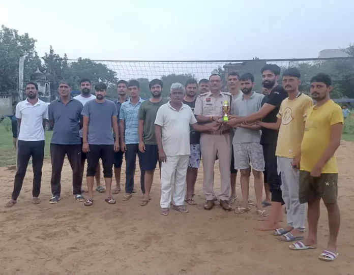 Mahendragarh Police's campaign for de-addiction Awareness is being given to the youth in the playground through games