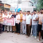 Manisha murder case मनीषा हत्याकांड के विरोध में व्यापार मंडल व सामाजिक संगठनों का रोष प्रदर्शन व कैंडल मार्च