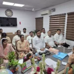 Faridabad News : बल्लभगढ़ विधानसभा के पार्षदों के साथ महापौर की बैठक
