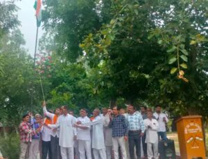 इस बार 15 अगस्त पर मोहित मलिक ने बुआना लाखु गांव में ध्वजारोहण किया।