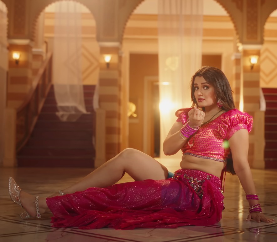 Neelam Giri Songs: नीलम गिरी और खेसारी का रोमांस, "कमरिया में पीर" बना सुपरहिट