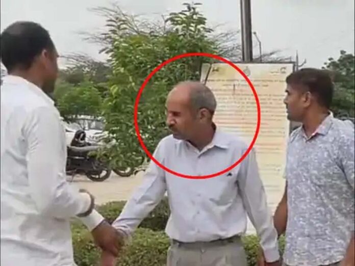 Rewari News: रेवाड़ी में दस्तावेज ठीक करने के नाम पर 11 हजार रुपए की रिश्वत लेता पटवारी गिरफ्तार