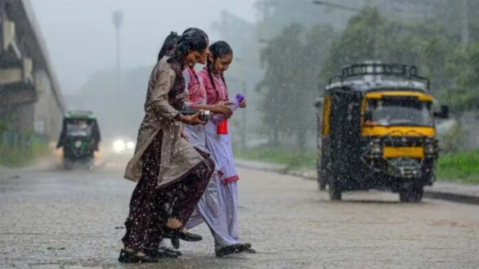 Haryana Weather Update: हरियाणा के 3 जिलों में बारिश का येलो अलर्ट, कल से मानसूनी गतिविधियों में कमी आएगी Haryana Weather Update: हरियाणा के 3 जिलों में बारिश का येलो अलर्ट, कल से मानसूनी गतिविधियों में कमी आएगी