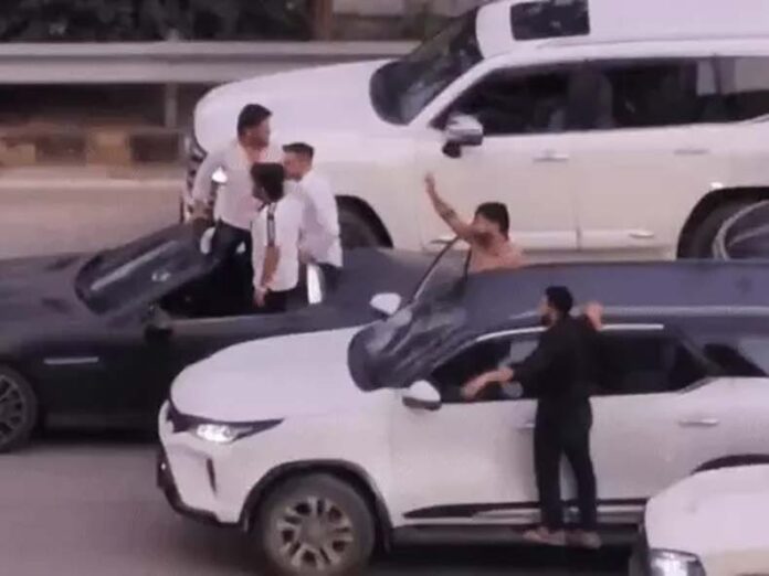 Gurugram News: गुरुग्राम में रील बनाने के लिए कारें खड़ी कर द्वारका एक्सप्रेस-वे पर लगाया जाम