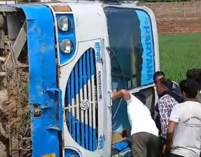 Sirsa News: सिरसा में सवारियों से भरी रोडवेज बस पलटी