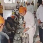 श्रद्धालुओं को प्रसाद का वितरण करते उद्योगपति राबर्ट वाड्रा।