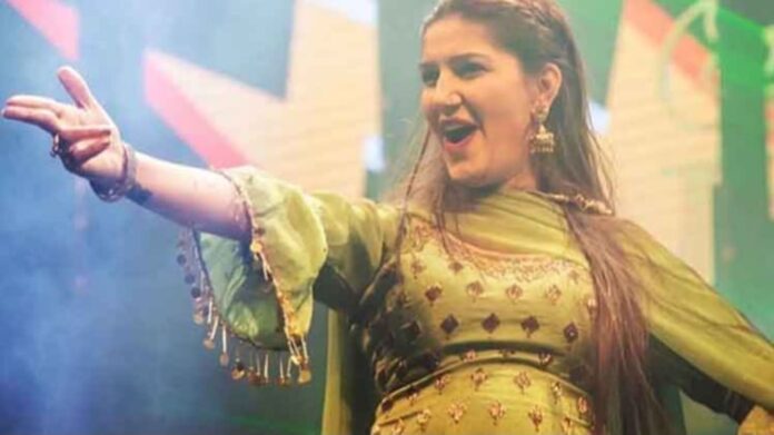 Sapna Choudhary Dance: हरियाणा में मचा तहलका! सपना चौधरी के ठुमकों ने किया सबको दीवाना
