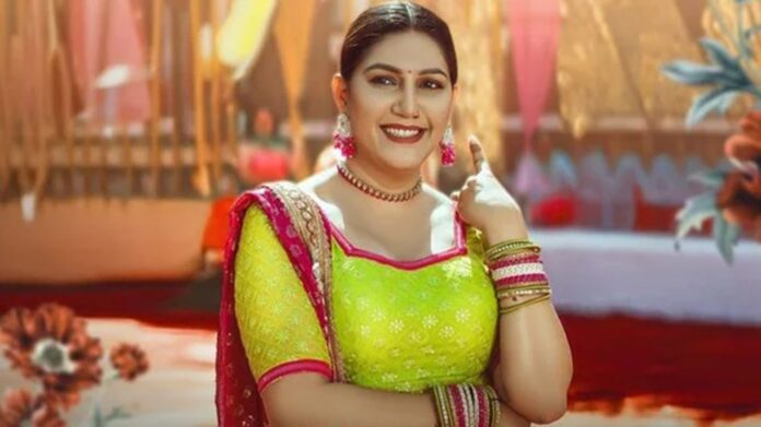 Sapna Choudhary Dance : ठुमके ऐसे कि नजरें हटाना मुश्किल! सपना चौधरी का स्टेज डांस वीडियो वायरल