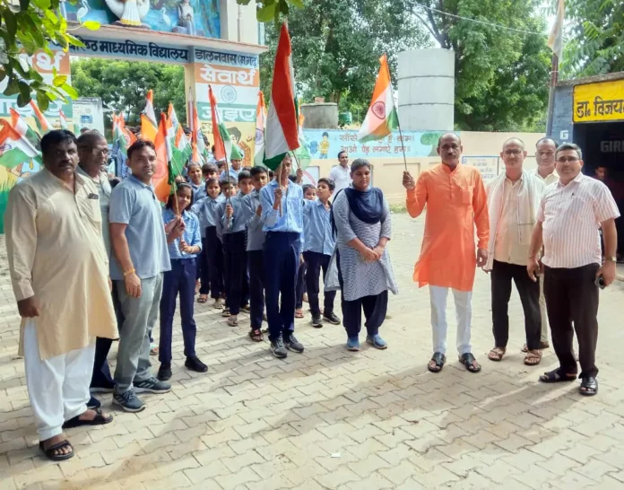 Mahendragarh News : डालनवास में स्कूली विद्यार्थियों ने निकाली भव्य तिरंगा यात्रा