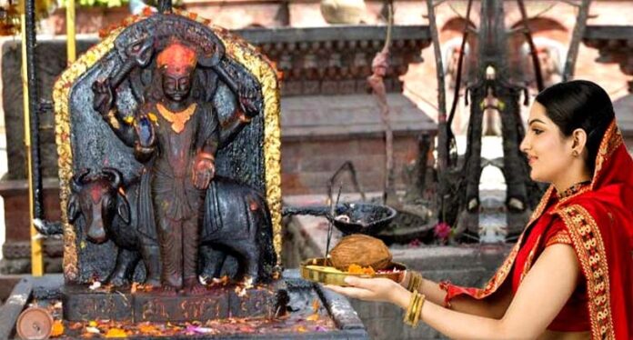 Shanidev Pooja: जानें कैसे करें शनिदेव की पूजा