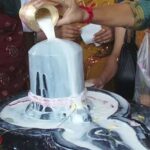 Shiv Puja: भगवान शिव को शीतलता प्रदान करता है कच्चा दूध, जानें शिवलिंग पर दूध चढ़ाने का तरीका