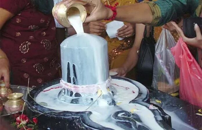 Shiv Puja: भगवान शिव को शीतलता प्रदान करता है कच्चा दूध, जानें शिवलिंग पर दूध चढ़ाने का तरीका
