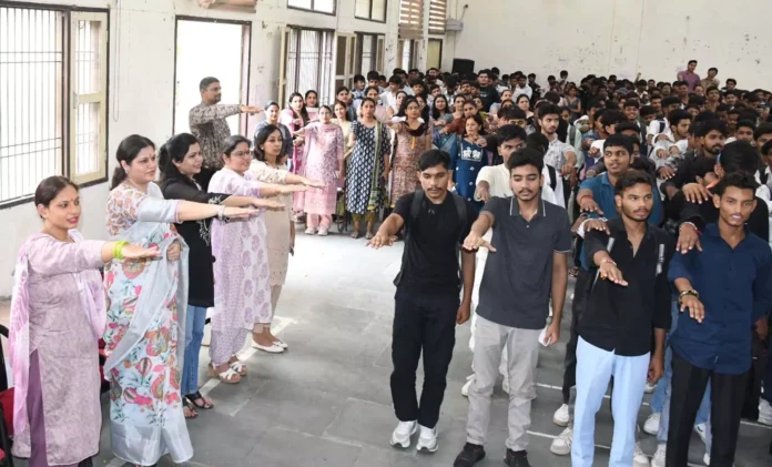 Students of Sector-9 College took oath not to use single-use plastic Gurugram News : सेक्टर-9 महाविद्यालय में विद्यार्थियों ने सिंगल यूज प्लास्टिक उपयोग न करने की ली शपथ
