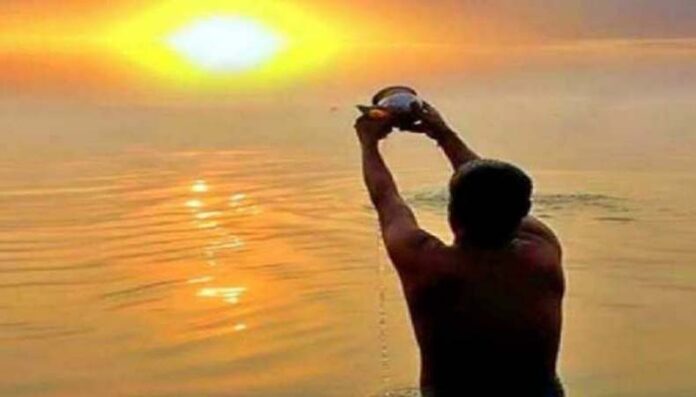 Lord Surya Puja: बारिश के मौसम में जब न दिखाई दें सूर्यदेव तो कैसे करें पूजा, जानें विधि
