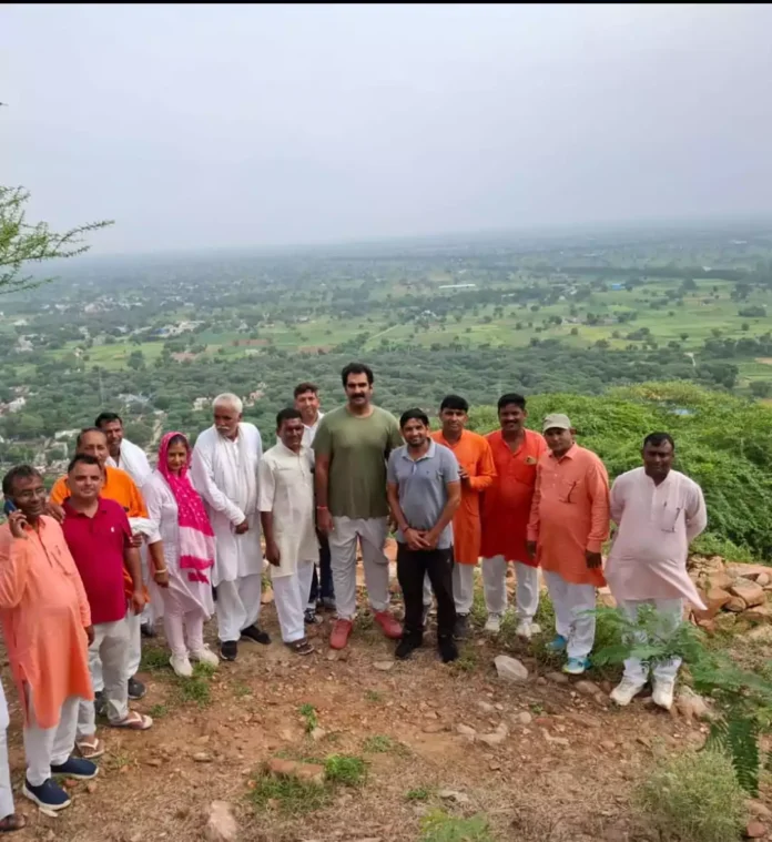 Taking forward the campaign 'One tree for mother', Mohit Chaudhary planted a tree on Atelakalan hill