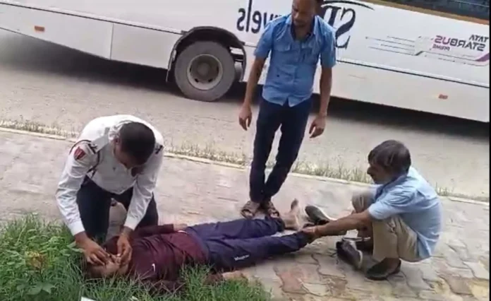 Traffic police ASI saved the life of the car driver by giving CPR