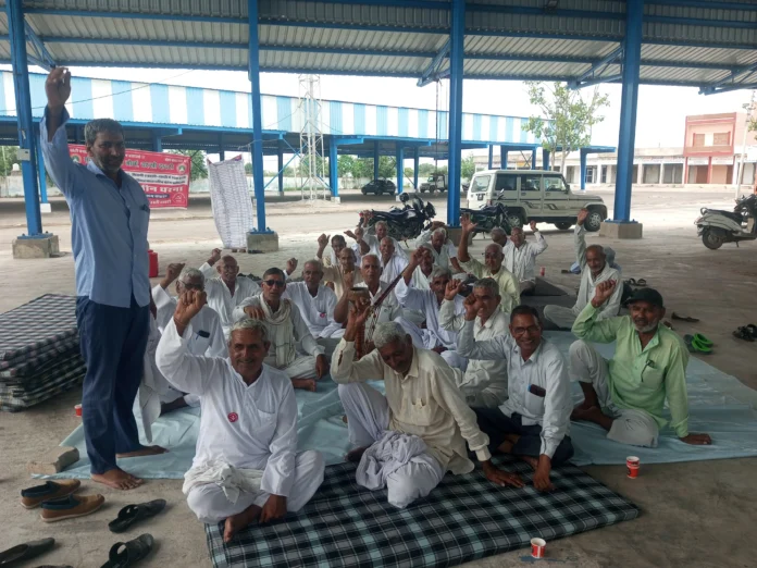 United Kisan Morcha officials remained firm on the 21st day and raised slogans against the overnment