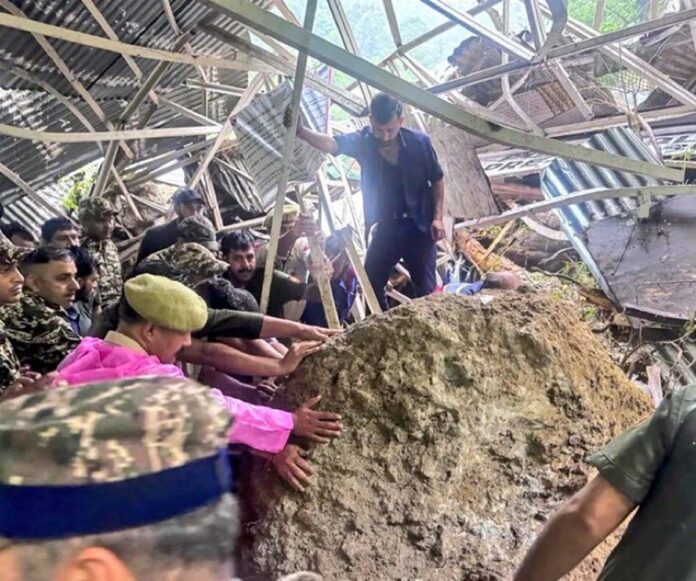 Vaishno Devi Landslide : वैष्णो देवी में लैंडस्लाइड से 5 की मौत, 14 घायल; यात्रा स्थगित