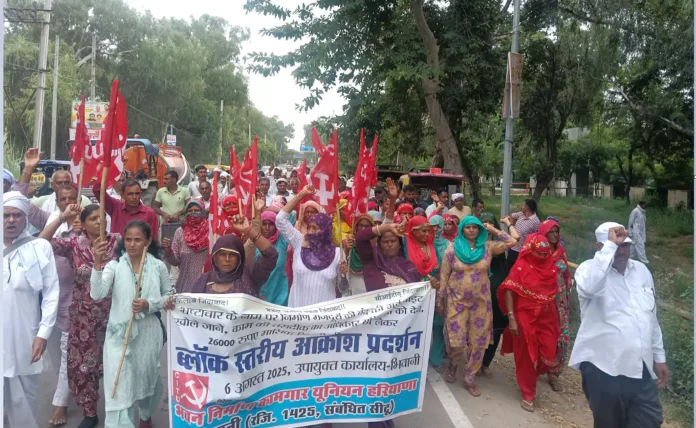 Bhiwani News : मजदूर-कारीगरों ने दिहाड़ी की मांग को लेकर भिवानी में किया प्रदर्शन