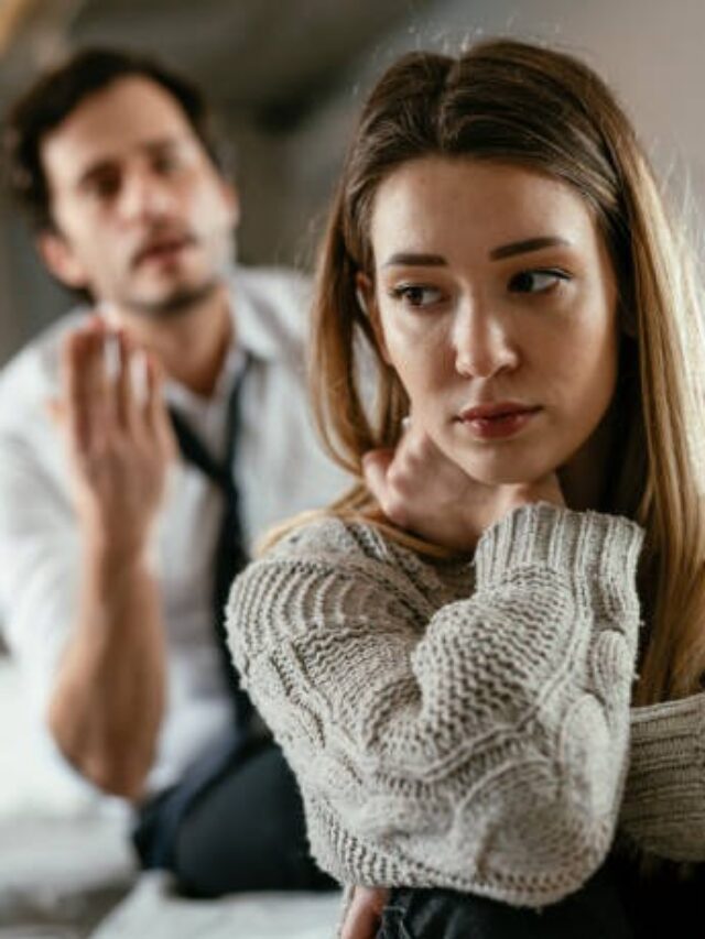 Breakup Symptoms: ये 5 संकेत बताते हैं कि आपका रिश्ता अब टूटने की कगार पर है