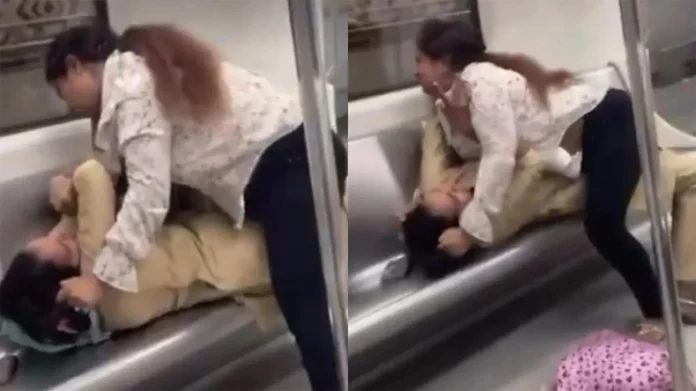 Delhi Metro Viral Video: सीट को लेकर दो महिलाओं में हुई कुश्ती जैसी जंग, एक-दूसरे के बाल खींचे, थप्पड़ मारे Delhi Metro Viral Video