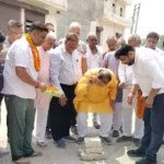 Bhiwani News : विधायक घनश्याम सर्राफ व भवानी प्रताप सिंह ने कराया रोड का निर्माण कार्य शुरू