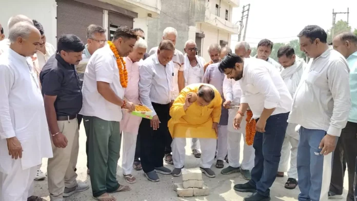 Bhiwani News : विधायक घनश्याम सर्राफ व भवानी प्रताप सिंह ने कराया रोड का निर्माण कार्य शुरू