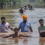 Flood in Punjab : बाढ़ की चपेट में आए पंजाब के कई जिले