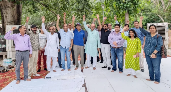 Gurgaon RWA Federation went on hunger strike for public facilities in Gurugram Gurugram News : गुरुग्राम में जनसुविधाओं के लिए गुडग़ांव आरडब्ल्यूए फेडरेशन ने की भूख हड़ताल