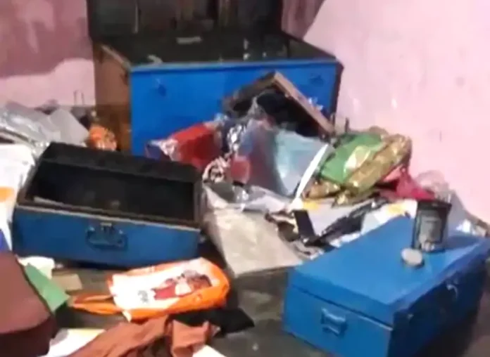 lakhs-of-cash-and-moon-from-home