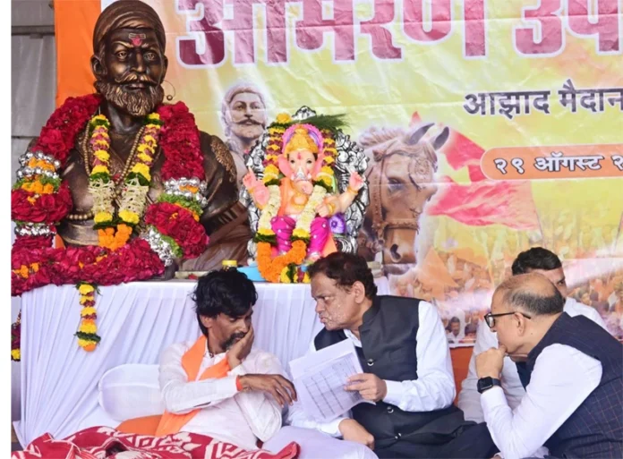 Maratha Reservation Protest: मनोज जरांगे का अनशन जारी, ठुकरा दी है बातचीत की पेशकश Maratha Reservation Protest: मनोज जरांगे का अनशन जारी, ठुकरा दी है बातचीत की पेशकश