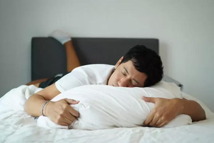 Sleeping Direction : सोने की दिशा और करवट का व्यक्ति के स्वास्थ्य और मानसिक शांति पर पड़ता है सीधा प्रभाव