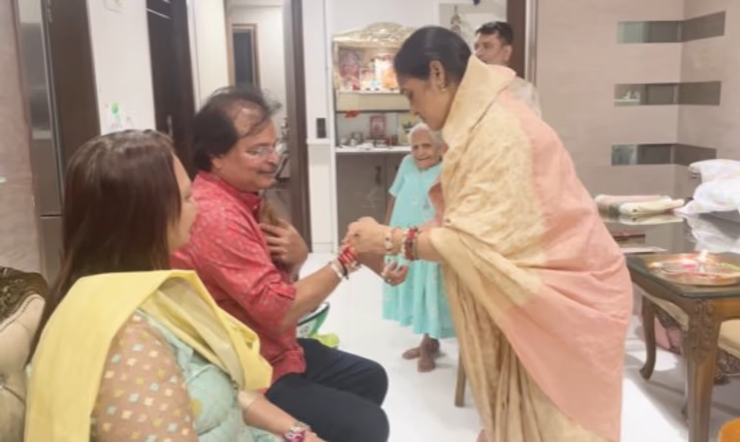 Disha Vakani Asit Modi Rakhi Celebration : सालों बाद दिखीं ‘दया भाभी’, दिशा वकानी ने असित मोदी को बांधी राखी 