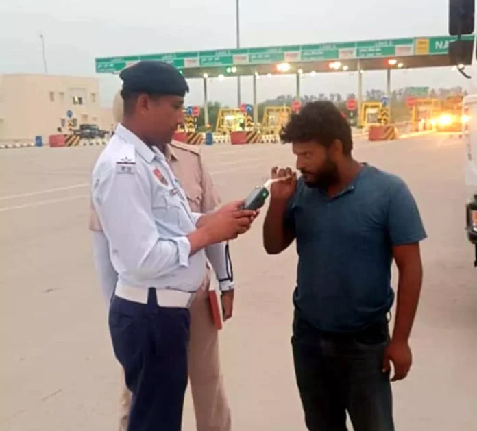 Traffic police Challan : यातायात पुलिस ने शराब पीकर वाहन चलाने वालो के खिलाफ शुरू किया अभियान