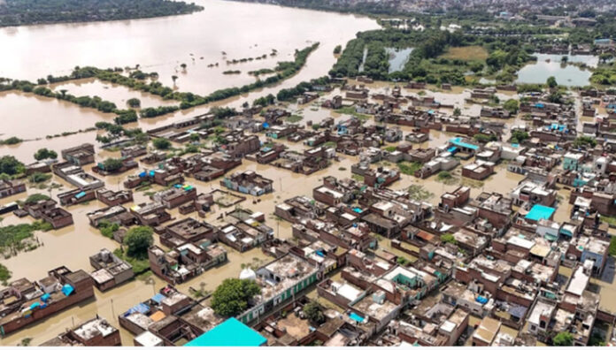 North India Flood Situation : नदियों का जल स्तर हुआ कम लेकिन बाढ़ के हालात गंभीर