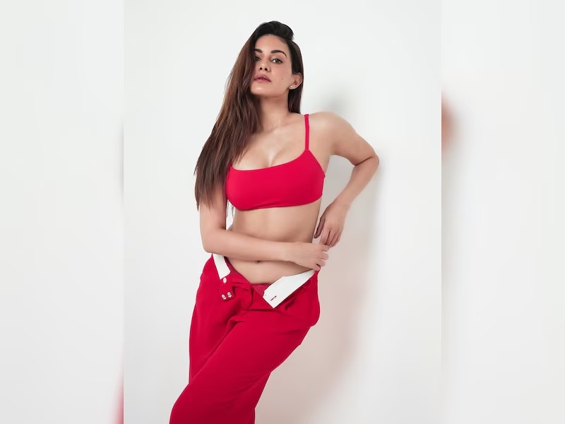 Amyra Dastur Hot Looks: रेड ड्रेस में इस हसीना ने बिखेरा जलवा, बोल्ड लुक पर फिदा हुए फैंस