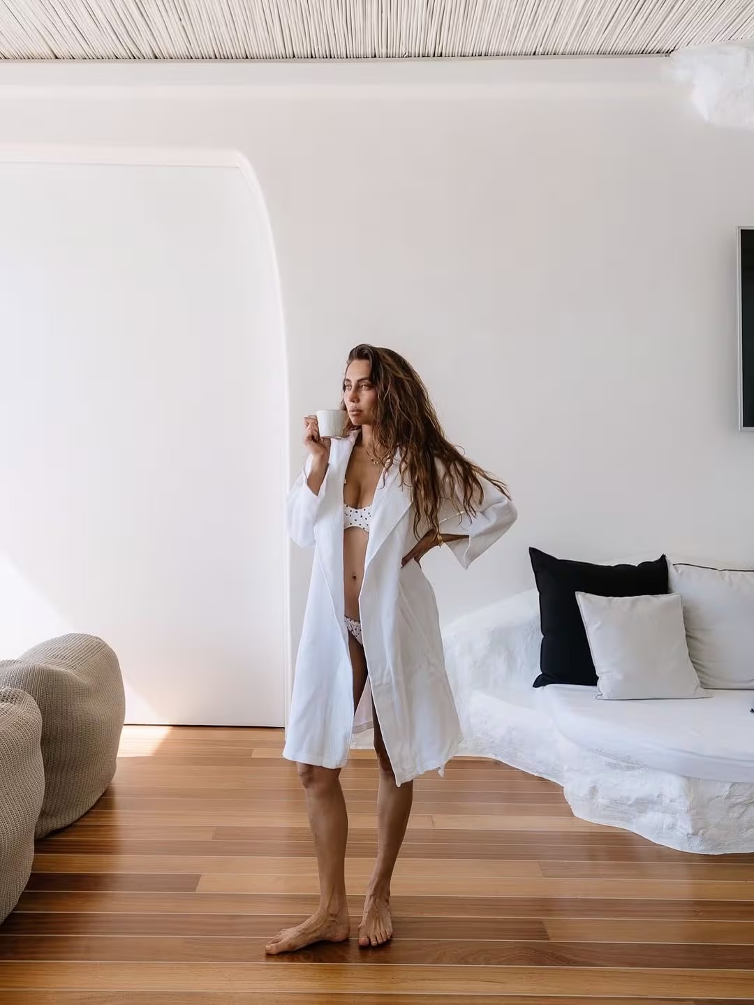 Anusha Dandekar in Bikini: अनुषा दांडेकर ने सफ़ेद पोल्का डॉट बिकिनी में बिखेरा जलवा, ग्लैमरस लुक देख फैंस हुए लट्टू  