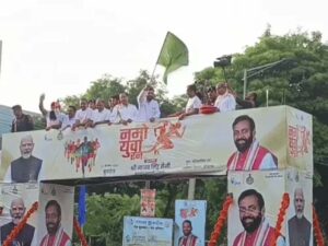 हरी झंडी दिखाते सीएम।