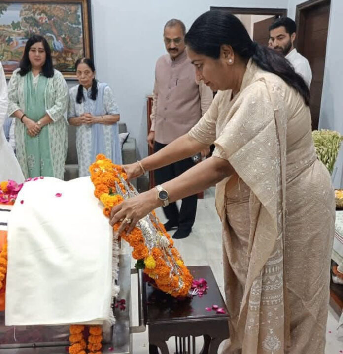 Vijay Kumar Malhotra Passes Away : प्रो. विजय कुमार मल्होत्रा को सीएम रेखा गुप्ता ने दी भावपूर्ण श्रद्धांजलि