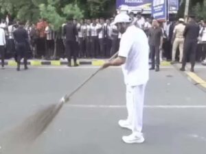 झाड़ू लगाते सीएम। 