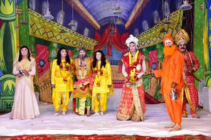 Dasharath breathed his last; the audience was deeply moved.