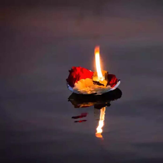 Sarva Pitru Amavasya Deep Daan: सर्व पितृ अमावस्या पर पितरों के लिए करें दीप दान